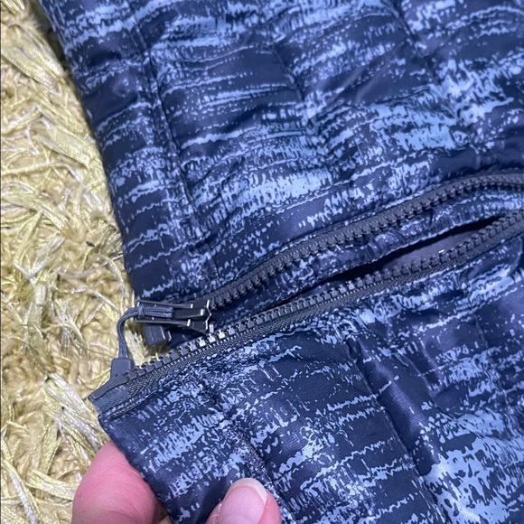 Patagonia Navy and Light Gray Puffer Jacket - Picture 5 of 11